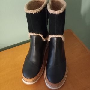 LIKE NEW! TOM'S Womens Black Leather/Suede Boots, Size 7.